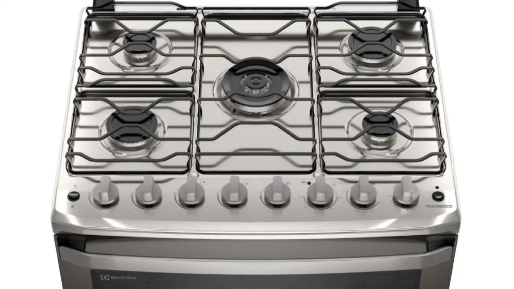 Visão frontal e superior da mesa de inox com grades individuais do fogão Electrolux 5 bocas FE5DC Experience