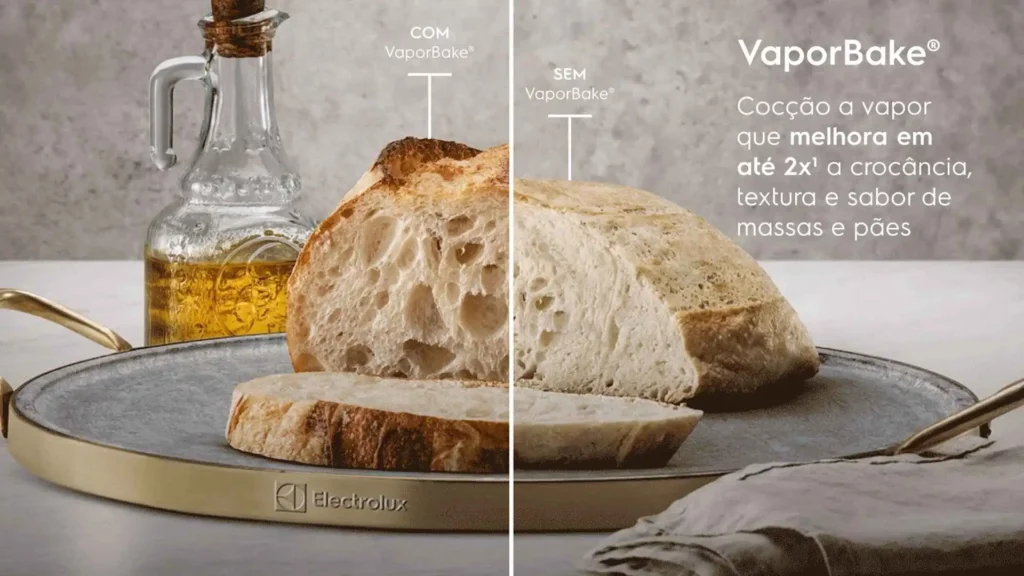 Pão artesanal assado cortado ao meio exibindo casca crocante e miolo macio feito no forno a vapor do fogão Electrolux FE4BB