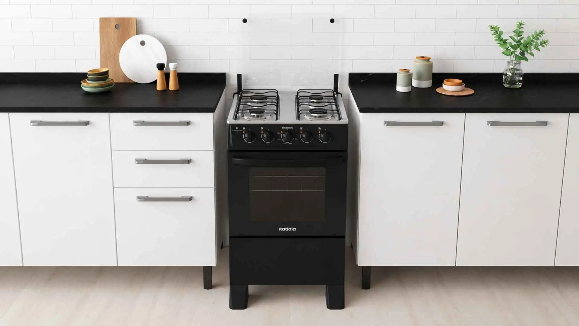 Visão geral do Fogão Itatiaia 4 Bocas Star Clean New preto instalado em uma cozinha moderna com armários brancos