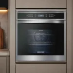 Forno de embutir Brastemp 84L BOT84AR inox instalado em torre quente de cozinha planejada
