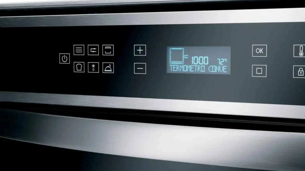 Painel digital Full Touch do forno de embutir Brastemp 84L BOT84AR exibindo funções de controle