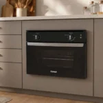 Forno de embutir elétrico Consul COB47BE instalado em bancada de cozinha planejada
