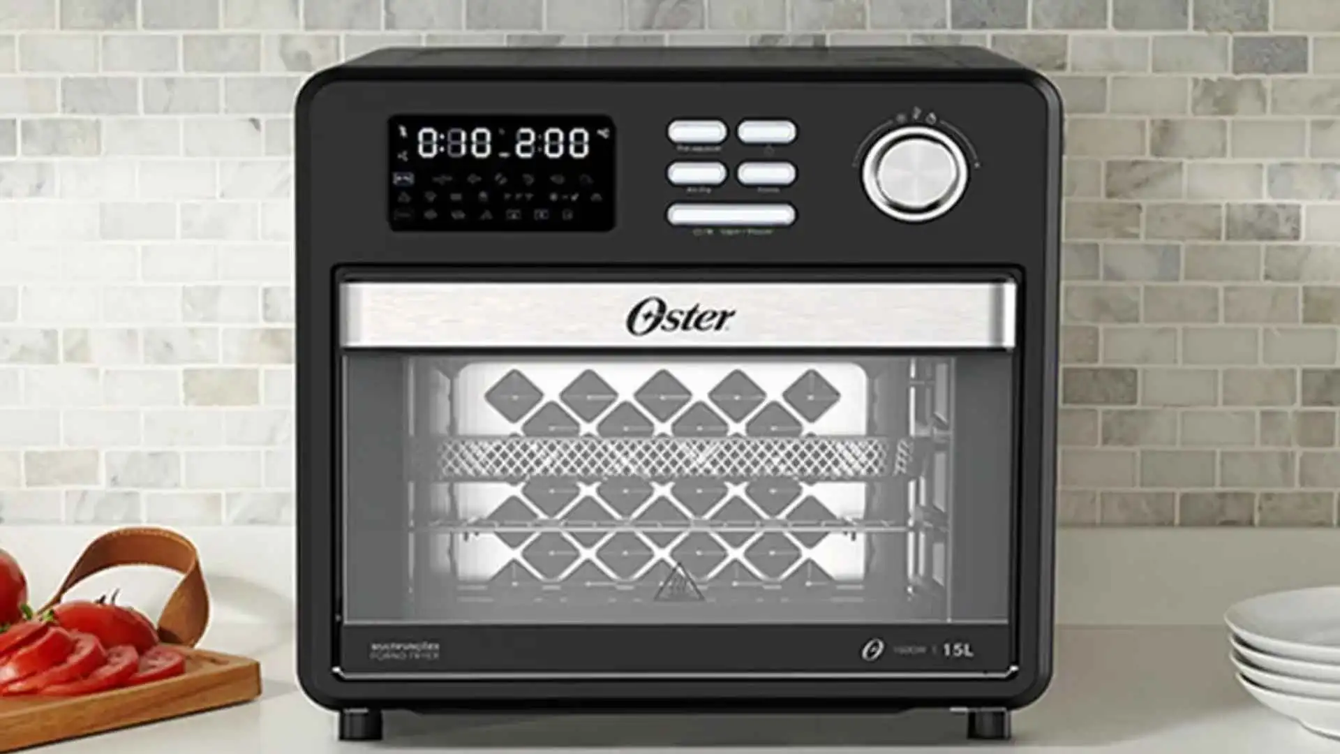 Visão frontal do Forno e Fryer 15L Oster 10 em 1 destacando o painel digital e visor de vidro