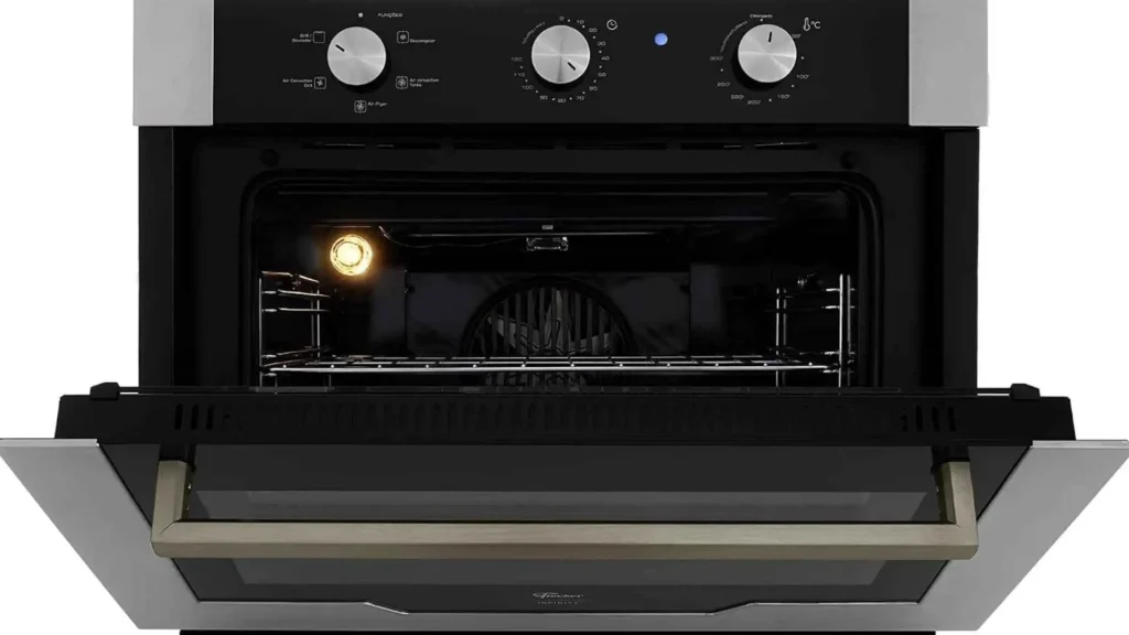 Visão interna do Forno Elétrico de Embutir Fischer Infinity 50L com Air Fryer aberto mostrando a iluminação interna e cavidade EasyClean