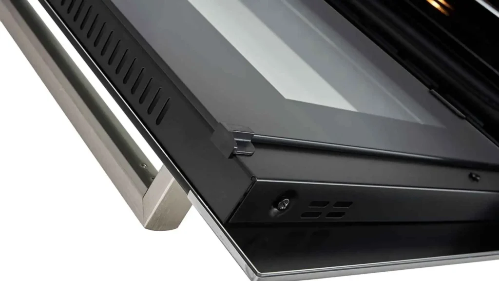Detalhe do puxador e da porta com vidro duplo removível do Forno Elétrico de Embutir Fischer Infinity 50L com Air Fryer