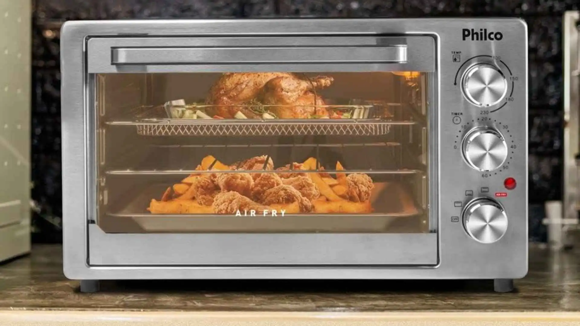 Forno Elétrico Philco PFE40I Air Fry assando frangos inteiros em duas prateleiras, demonstrando a capacidade de 40 litros