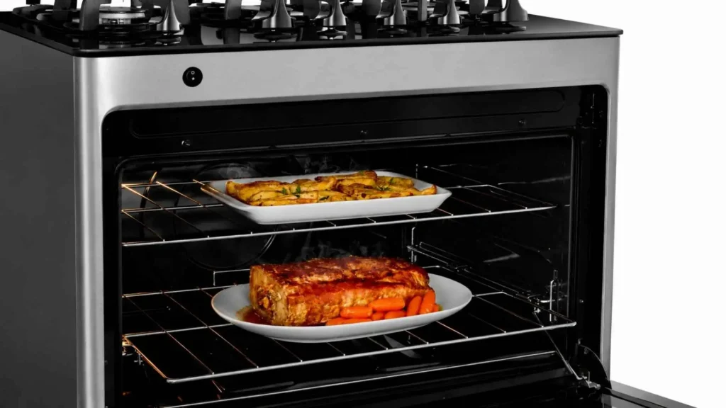 Interior do forno de 96 litros aberto do Fogão Consul 5 Bocas CFS5VAR mostrando pratos com receitas assando na prateleira ajustável