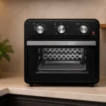 Forno Fryer Fogatti preto com design exclusivo posicionado em uma bancada de cozinha moderna
