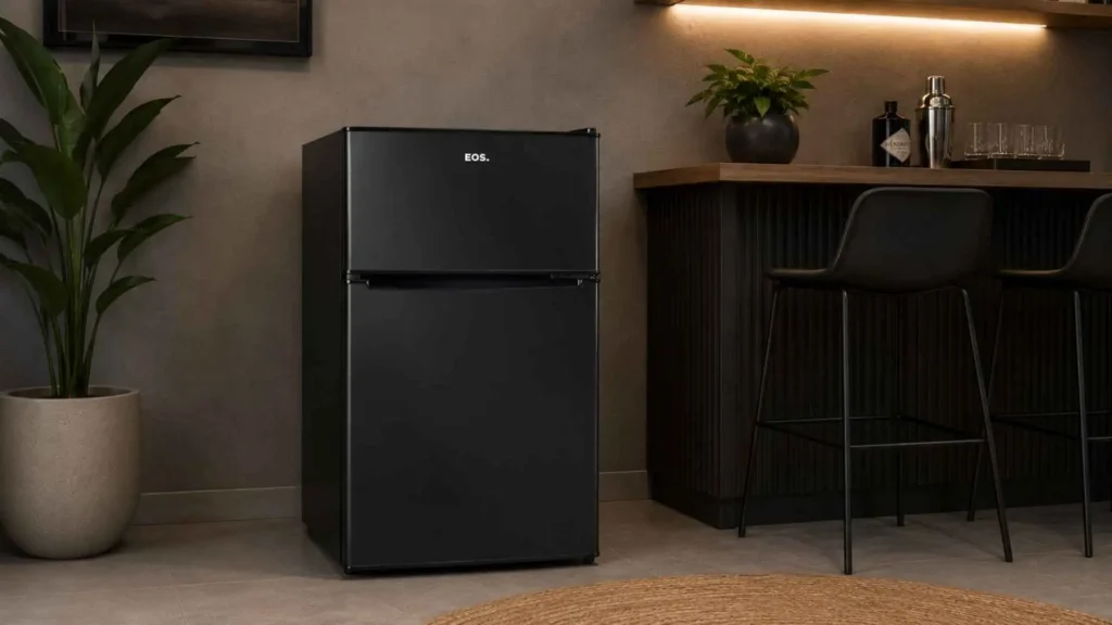 Frigobar EOS 88 Litros Duplex na cor preta posicionado em uma área gourmet moderna ao lado de uma bancada