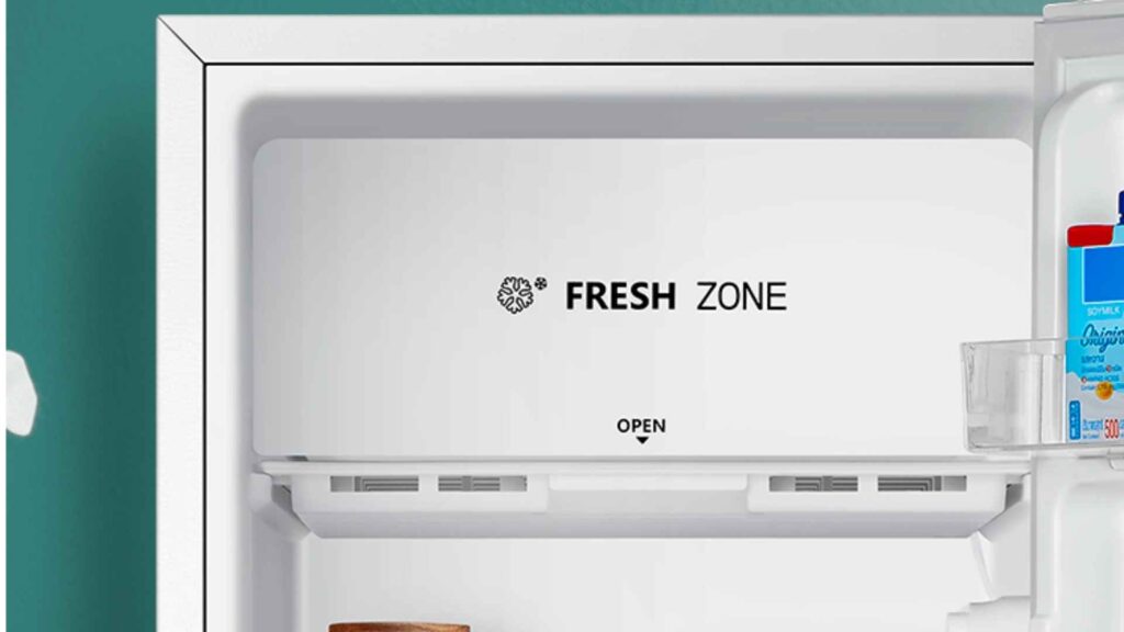 Detalhe do congelador independente Fresh Zone na parte superior interna do Frigobar Hisense 115 Litros