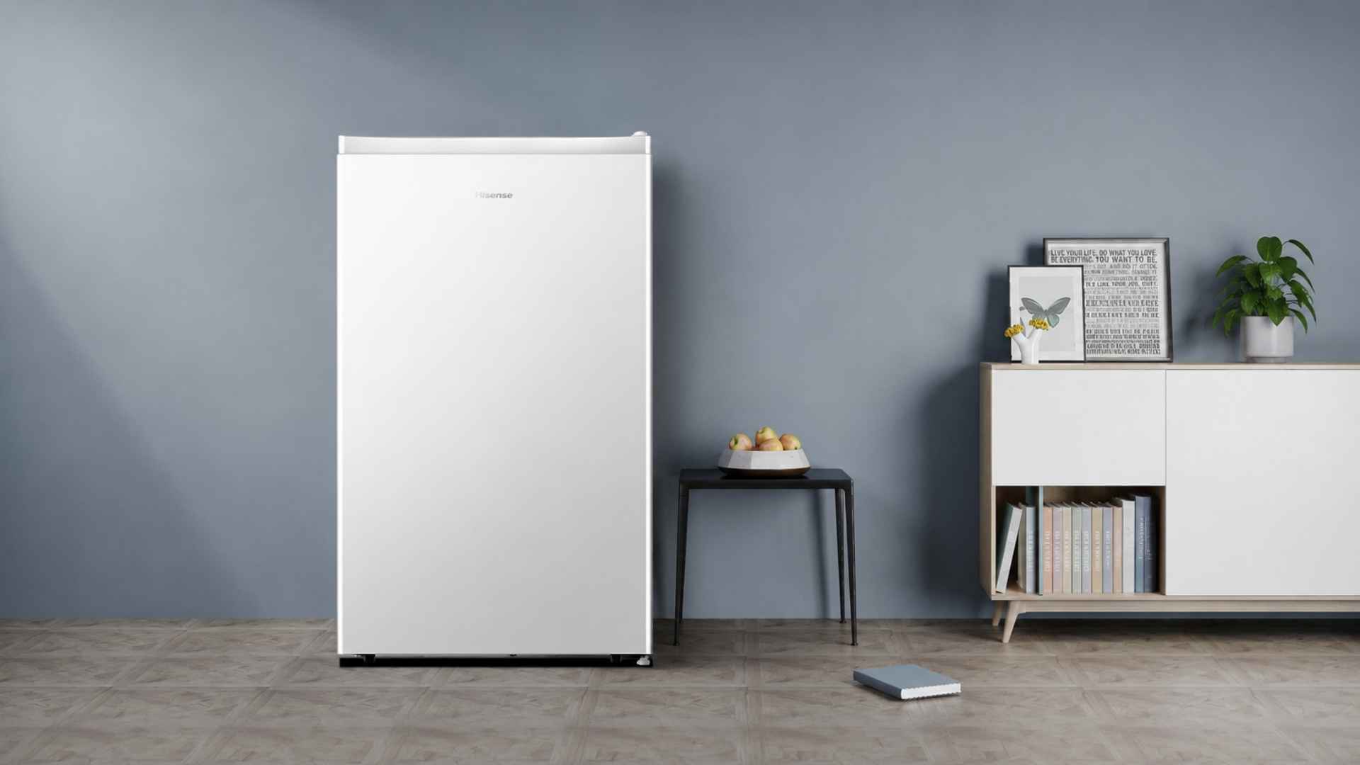 Frigobar Hisense 115 Litros branco com porta fechada posicionado em um ambiente de sala moderno