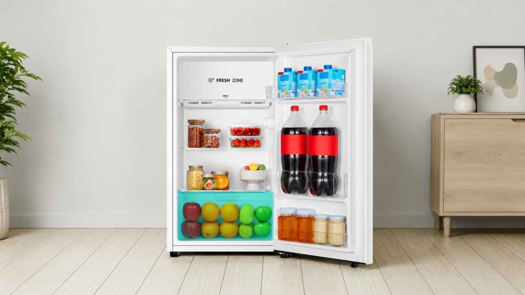 Visão interna do Frigobar Hisense 115 Litros com a porta aberta mostrando alimentos e garrafas organizados