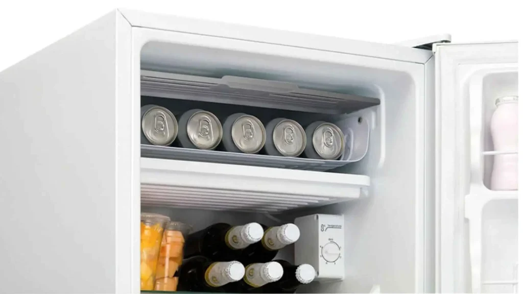 Close do compartimento gela rápido e do espaço para latas na porta do Frigobar Midea 93L branco