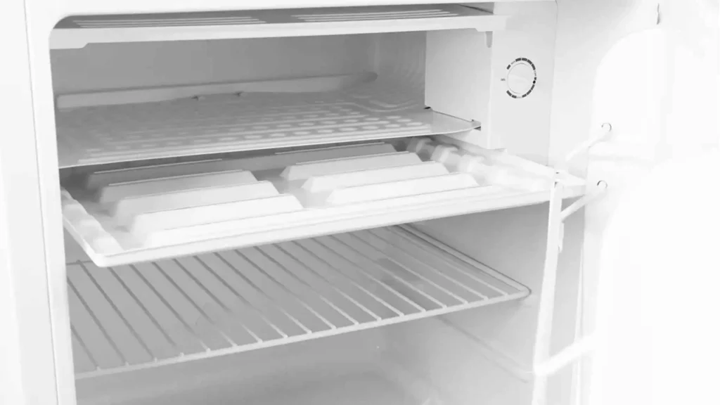 Detalhe das prateleiras removíveis e do compartimento extra frio do Frigobar Philco PFG95B