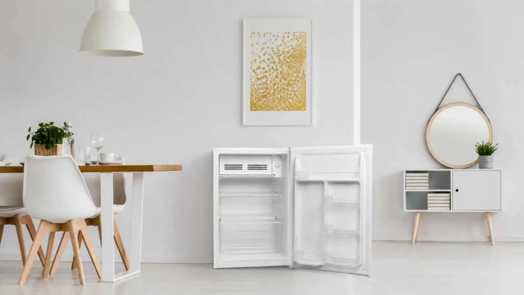 Frigobar Philco PFG95B com a porta aberta mostrando o porta-latas, prateleiras e a gaveta de legumes interna