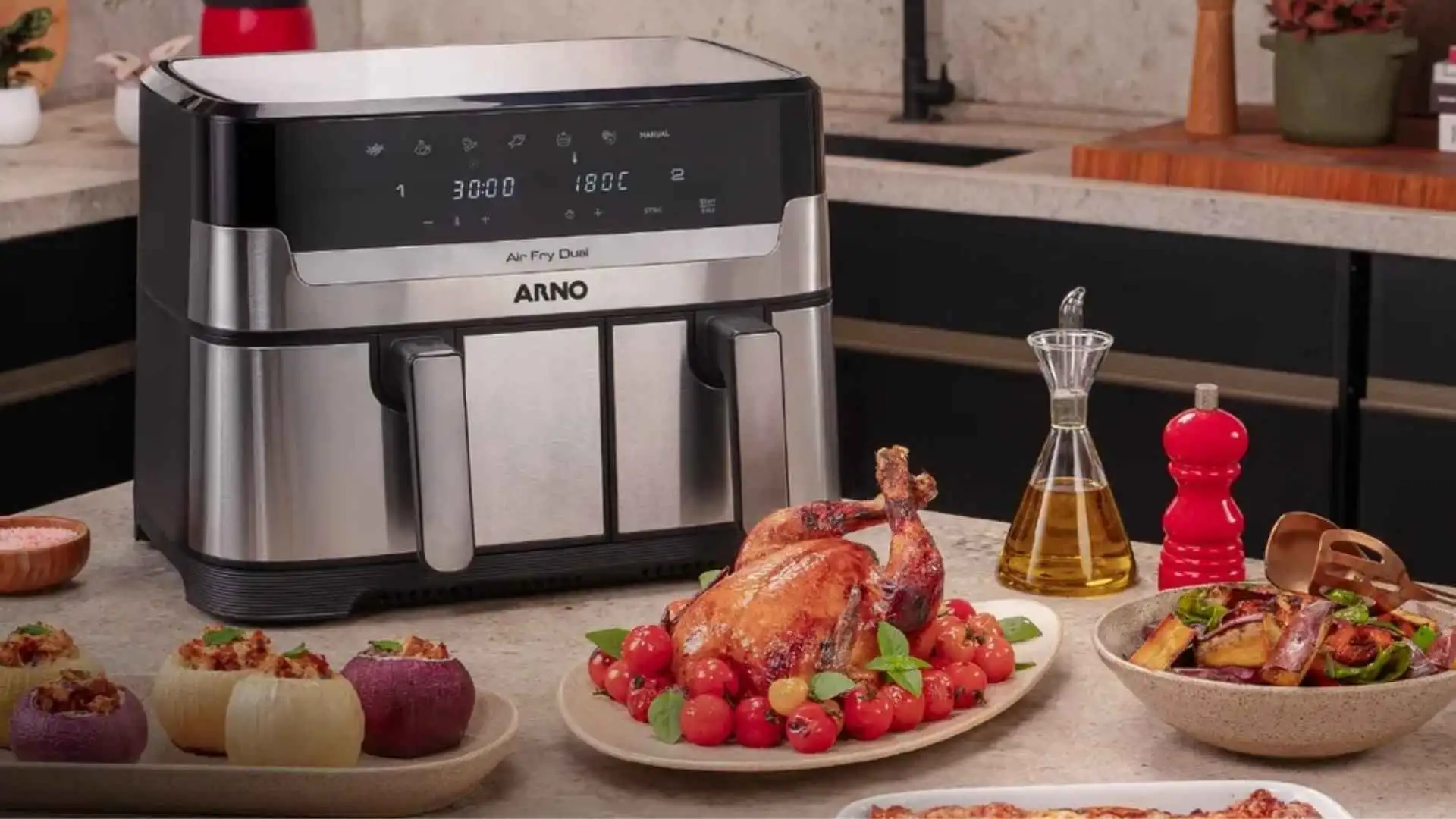 Fritadeira Airfryer Arno Dual AFD2 em aço inox preparando um frango inteiro assado suculento com guarnições de batatas e vegetais