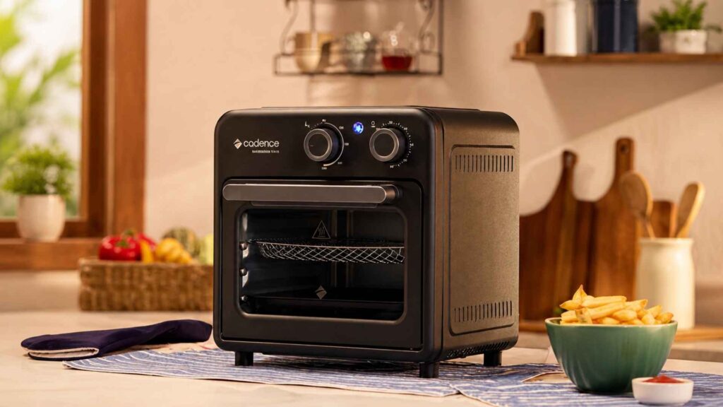 Fritadeira Cadence Classicook de 9 litros vista de lado em uma mesa de café da manhã