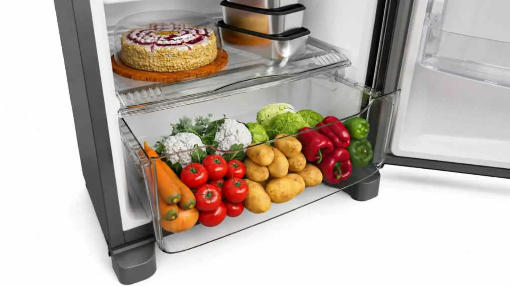 Visão aproximada do gavetão de frutas e legumes aberto e organizado da geladeira Consul CRM40MK