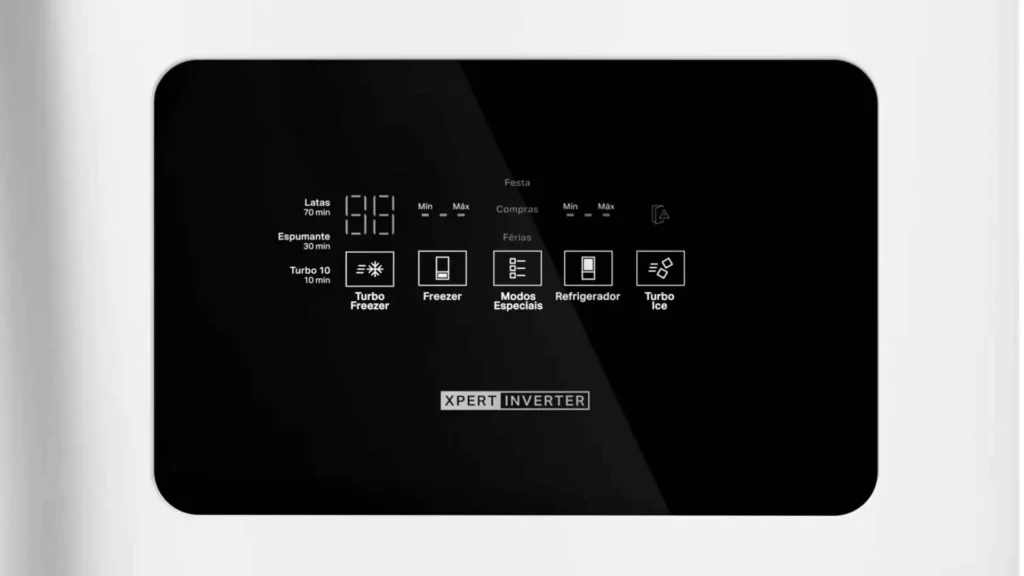 Close do painel de controle eletrônico digital LED touch da geladeira Brastemp BRO85MB na porta branca