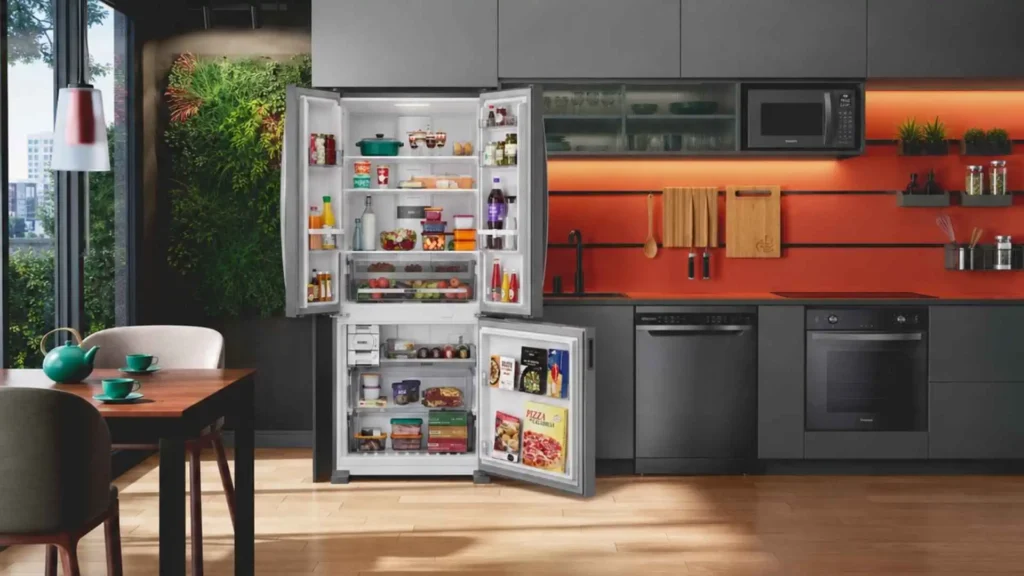 Interior da Geladeira Brastemp French Door BRO85MK com as três portas abertas mostrando as prateleiras Infinity