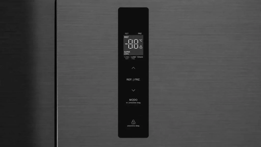 Painel digital touch embutido na porta da Geladeira Conectada Midea 511L Black Inox