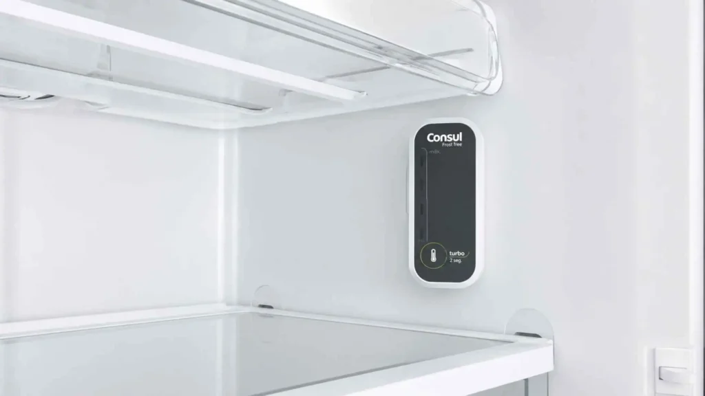 Detalhe do painel digital interno de controle de temperatura e Função Turbo da Geladeira Consul CRM39AK 340L