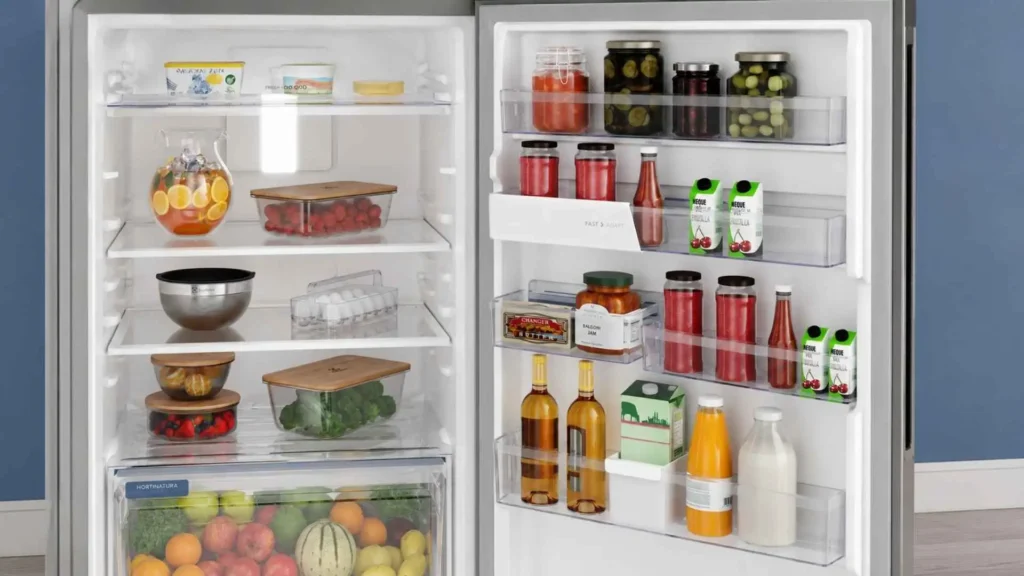 Visão interna aproximada das prateleiras da porta da geladeira Electrolux 410L IF46 organizada com garrafas e molhos