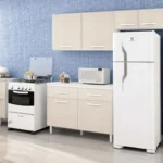 Geladeira Electrolux DC35A 260L branca duplex instalada em uma cozinha planejada com armários claros