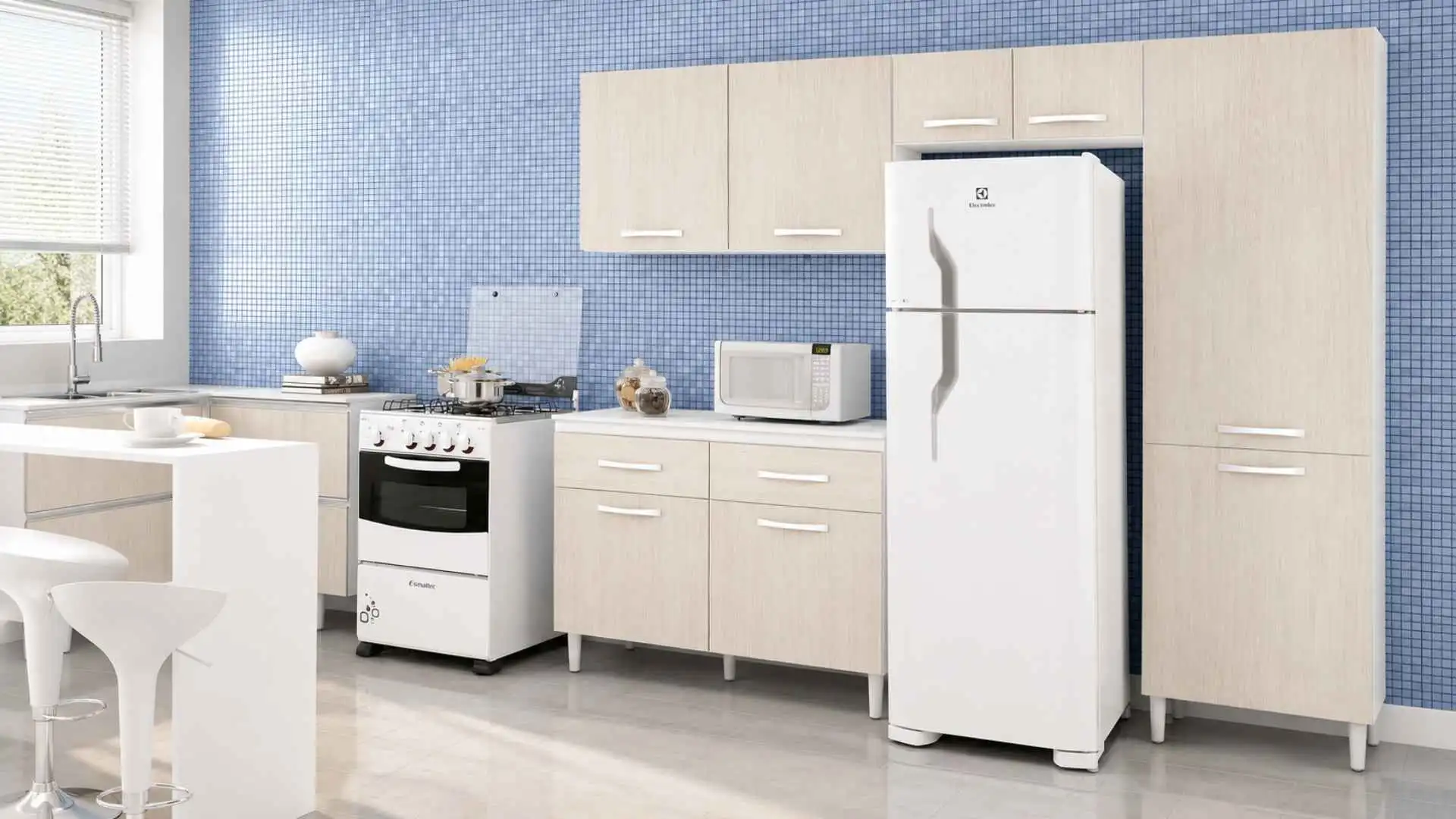 Geladeira Electrolux DC35A 260L branca duplex instalada em uma cozinha planejada com armários claros