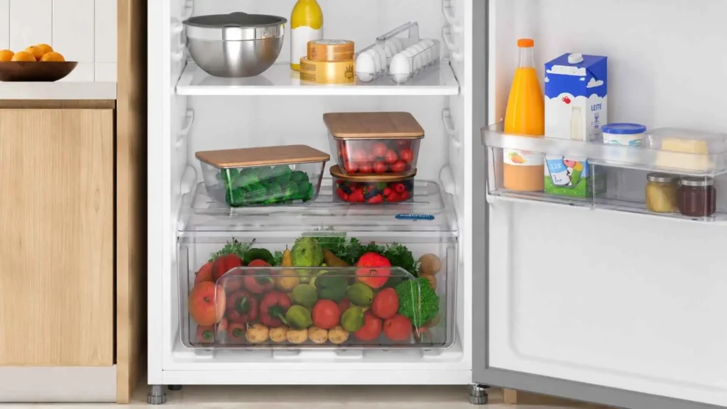 Visão interna do refrigerador da Geladeira Electrolux Frost Free 320L TF38 com a gaveta HortiFruti cheia de vegetais