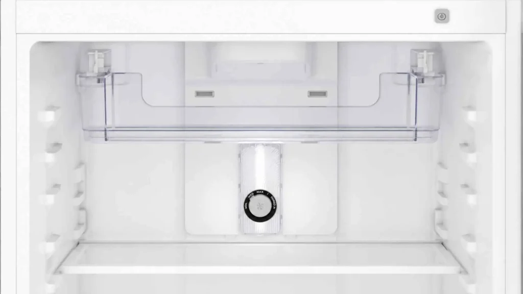 Interior iluminado da Geladeira Electrolux Frost Free 320L TF38 mostrando as prateleiras de vidro temperado e saídas de ar do duto traseiro