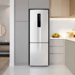 Visão frontal da Geladeira Electrolux IB6 400L branca fechada, mostrando o painel digital e o puxador embutido no modelo Inverse