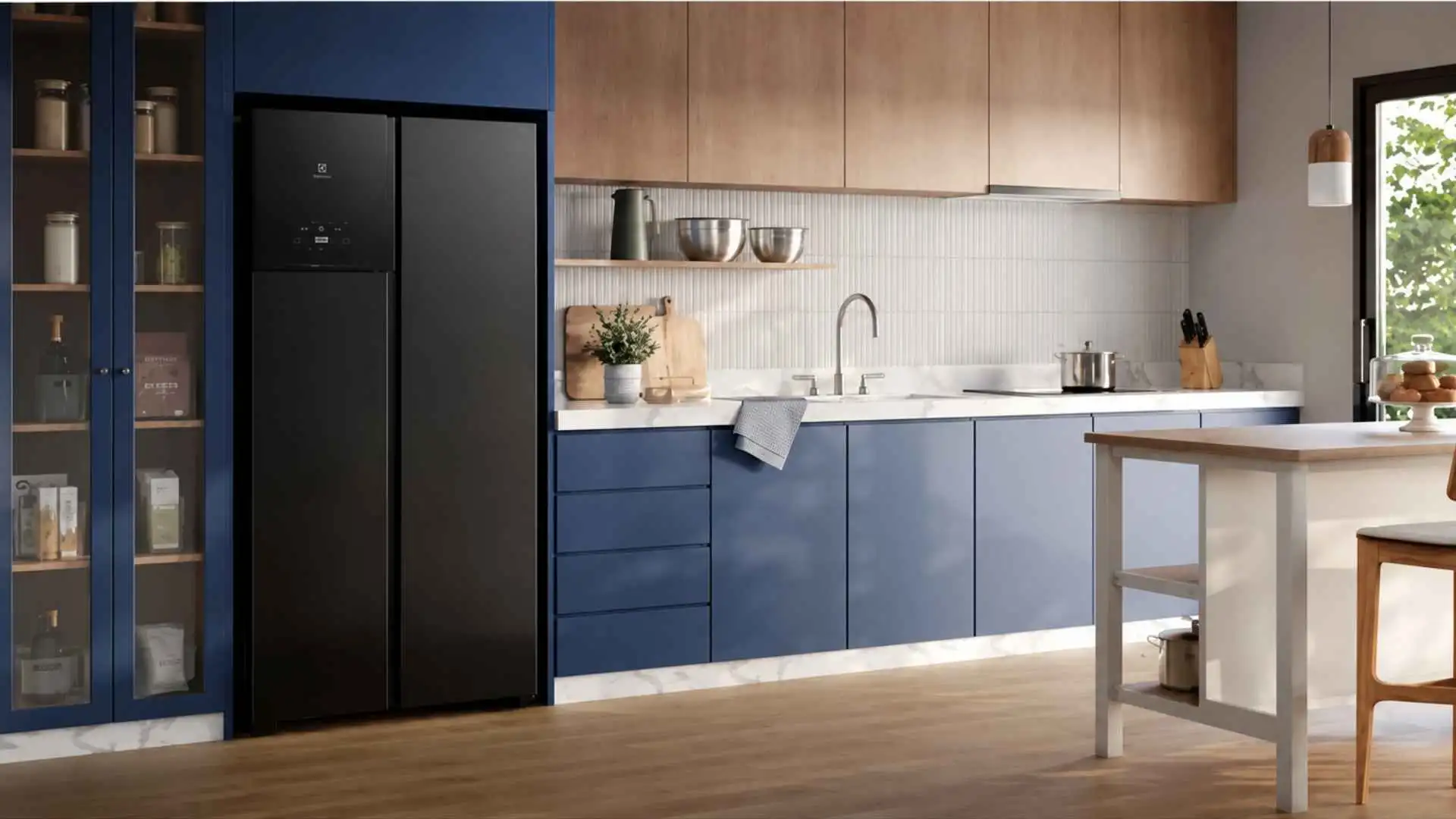 Geladeira Electrolux Side by Side ES40B em acabamento Black Inox Look instalada em uma cozinha moderna com armários planejados