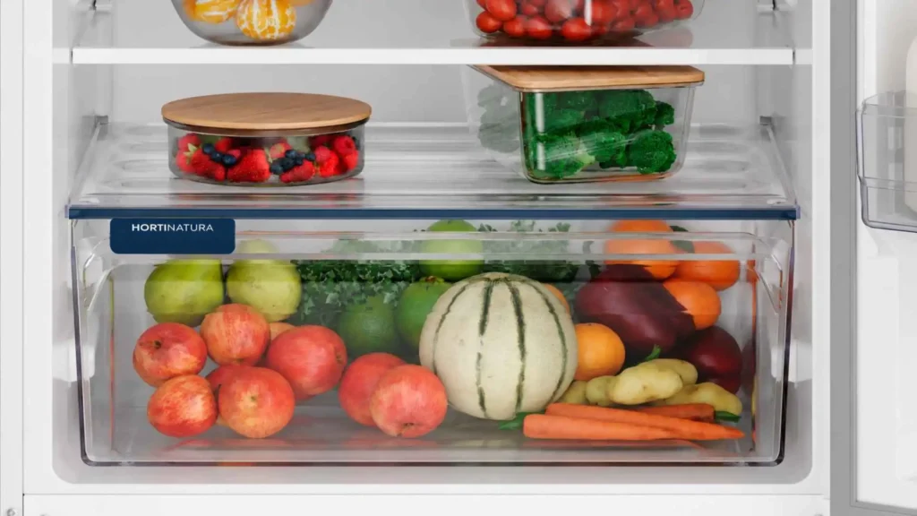 Detalhe da gaveta HortiNatura com frutas e vegetais frescos dentro da Geladeira Electrolux Frost Free 432L TF70