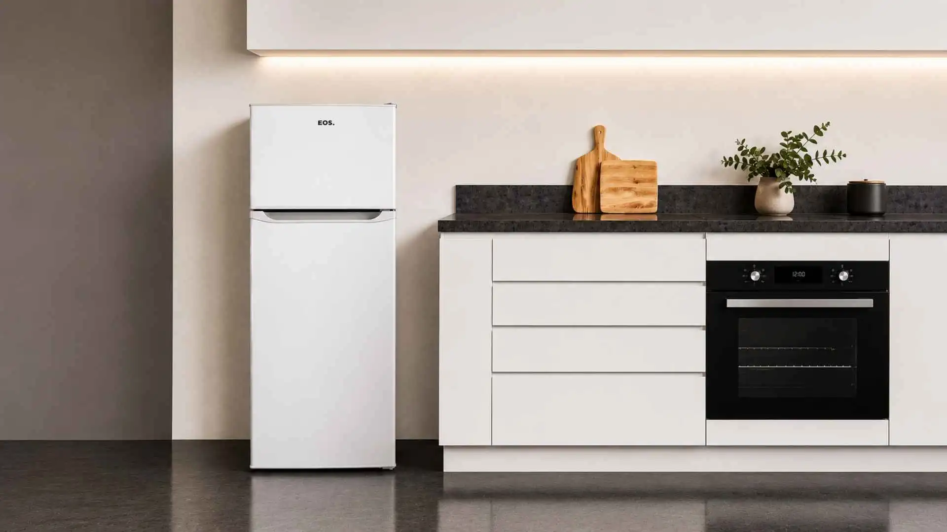 Geladeira EOS 240 Litros Duplex ERV270 branca fechada instalada em uma cozinha moderna com armários pretos