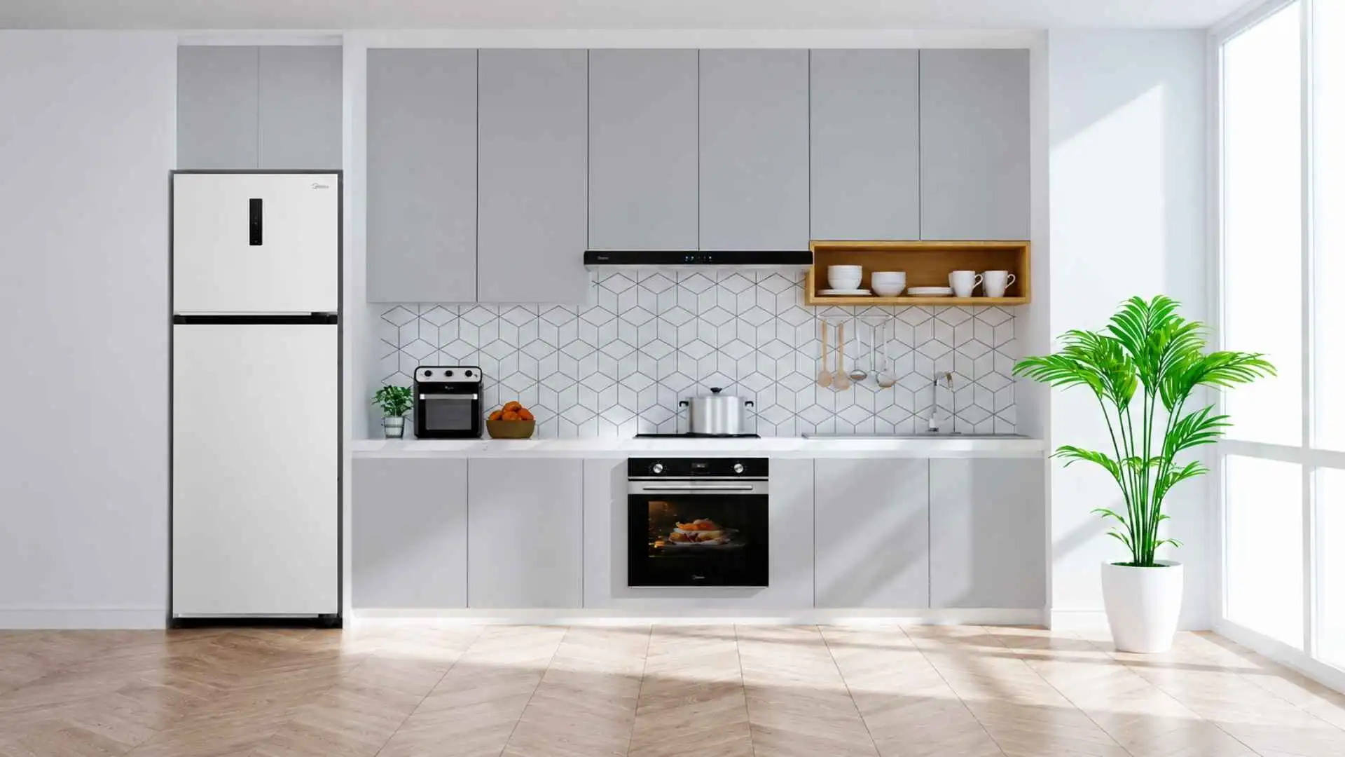 Geladeira Frost Free Duplex 347L Midea branca instalada em uma cozinha planejada moderna e iluminada ao lado de um armário embutido