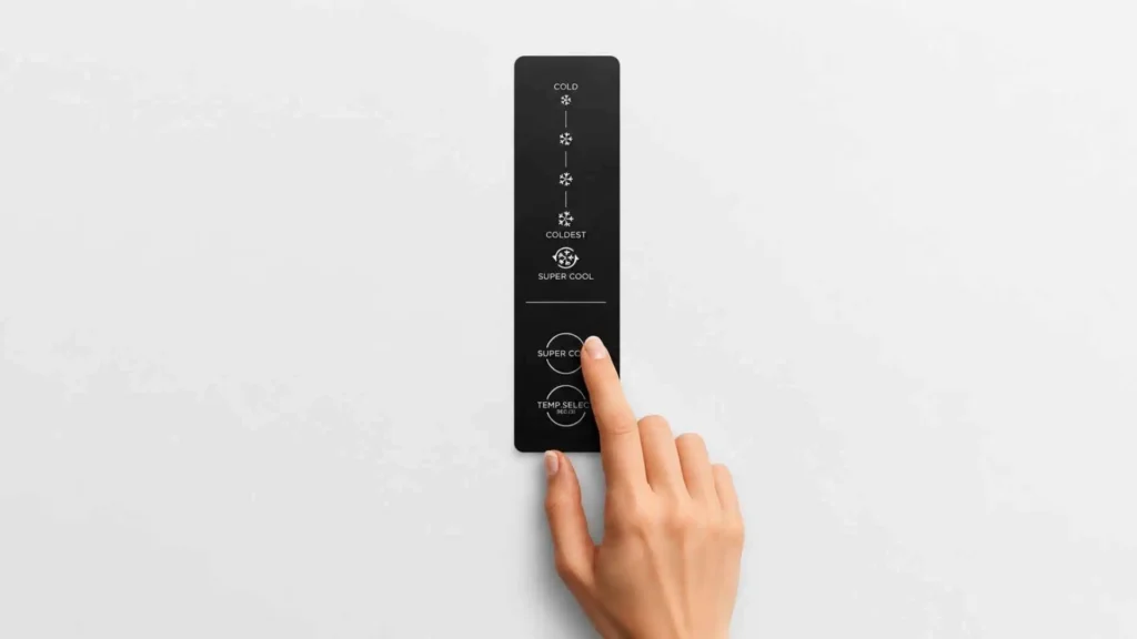 Mão de uma pessoa tocando no painel touch digital externo da geladeira Frost Free Duplex 347L Midea na cor branca