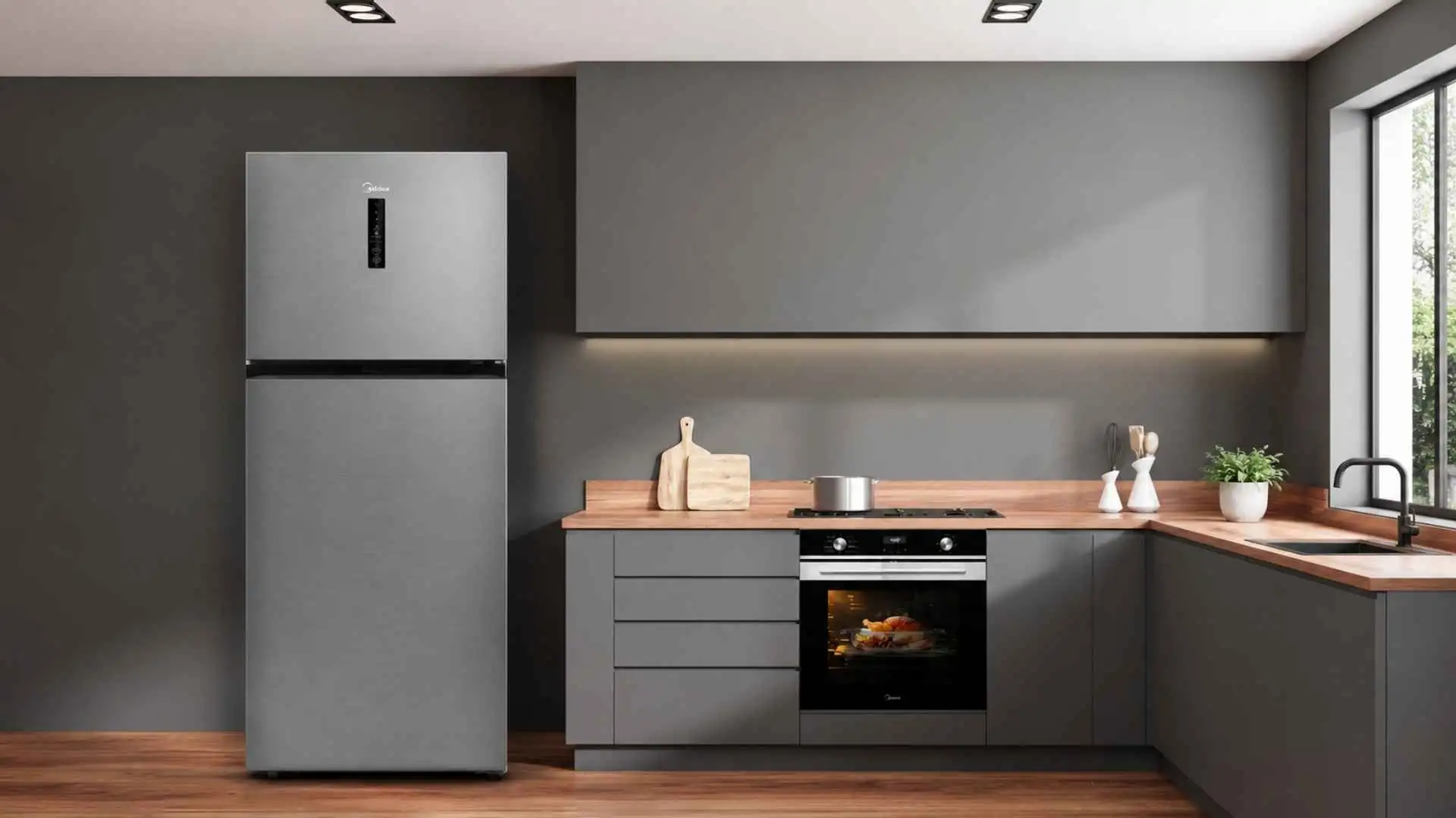 Vista frontal da Geladeira Frost Free Duplex 463L Midea cor Inox integrada ao design de uma cozinha planejada moderna