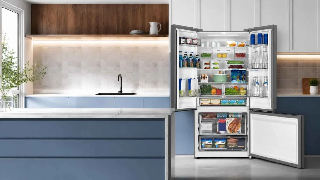 Interior da Geladeira Frost Free Multidoor 672L Midea aberta e abastecida com alimentos organizados nas prateleiras e portas