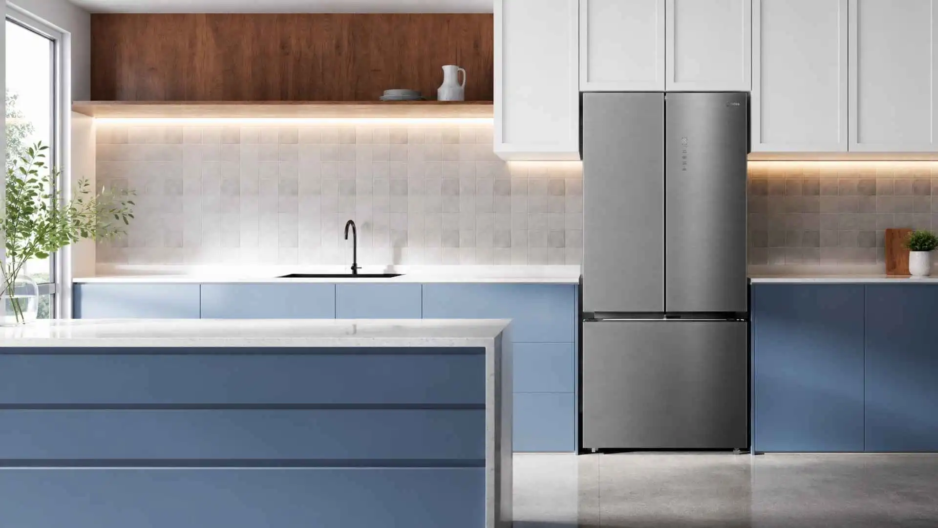 Visão frontal da Geladeira Frost Free Multidoor 672L Midea na cor inox fechada em uma cozinha planejada moderna