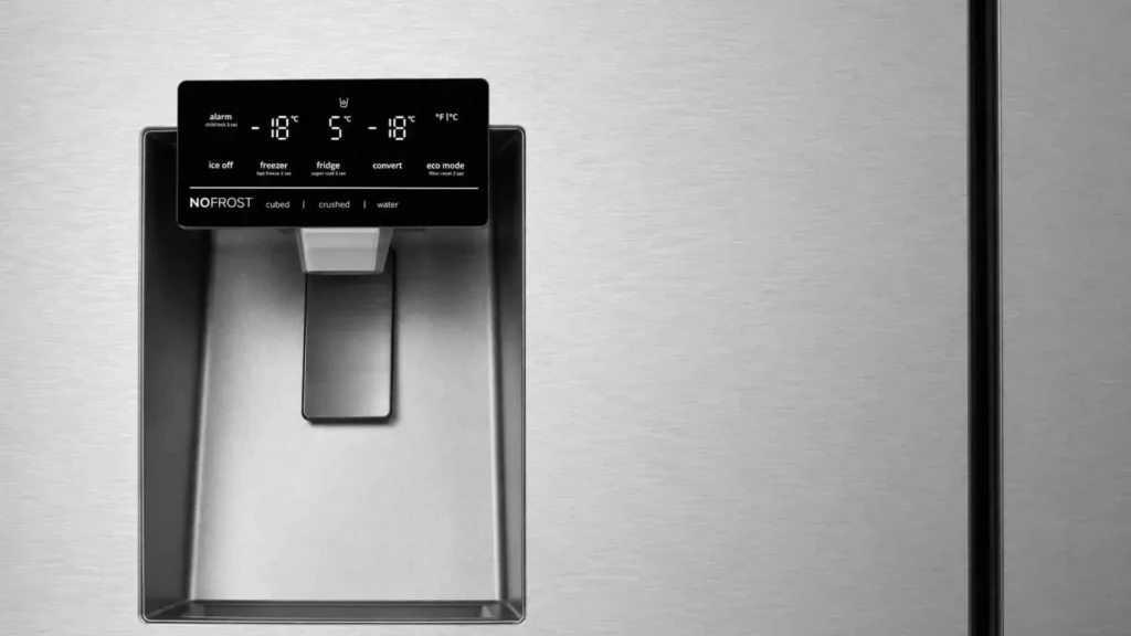 Detalhe do painel digital LED SensoTech e do dispenser de água na porta da Geladeira Gorenje French Door GRF-49W