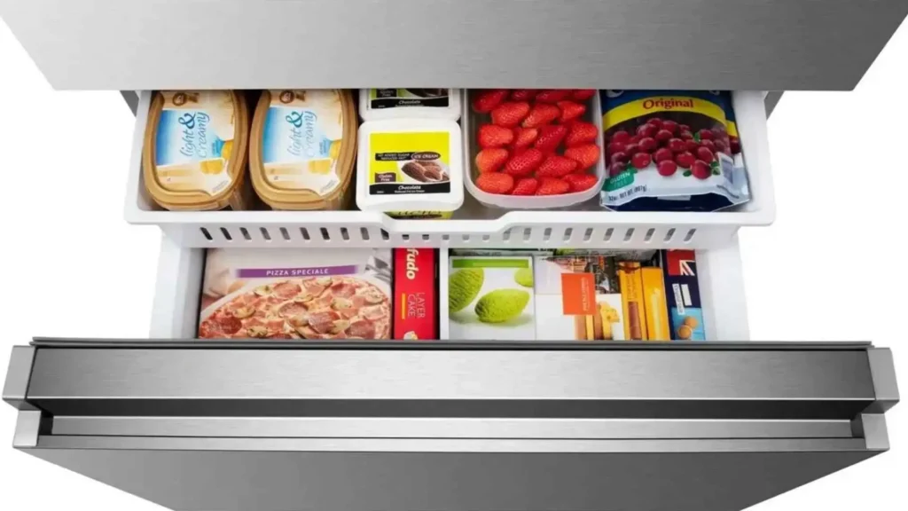 Espaço interno XtraSpace e gaveta ConvertZone aberta com alimentos na Geladeira Gorenje French Door GRF-49W