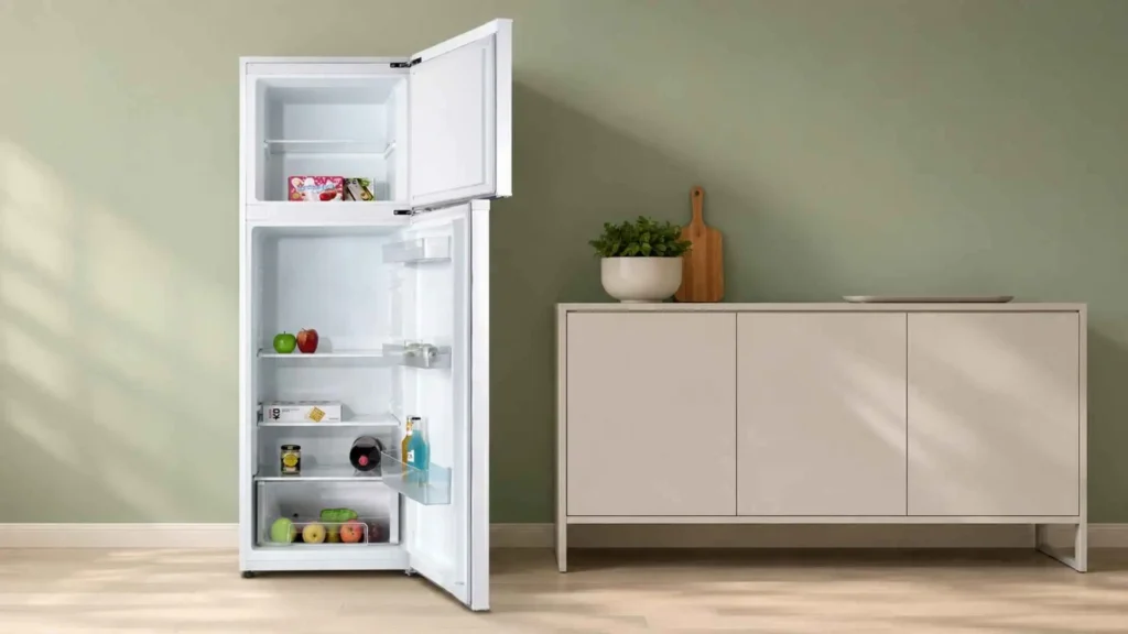 Geladeira HQ Defrost 290 Litros com as duas portas abertas, exibindo a divisão das prateleiras do refrigerador e o espaço interno do freezer de 77 litros.