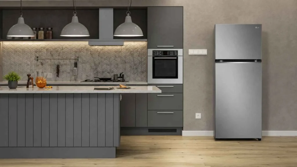 Geladeira LG Frost Free Inverter 375L duplex com acabamento Inox Look posicionada ao lado de uma ilha de cozinha cinza com banquetas