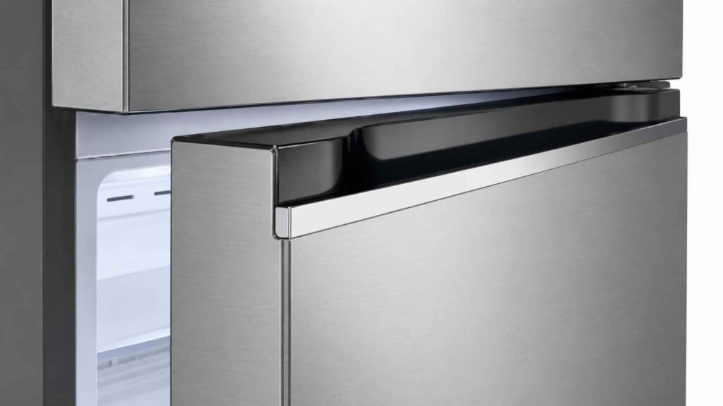 Puxador horizontal embutido e detalhe da porta da Geladeira LG Frost Free Inverter 395L cor Inox Look