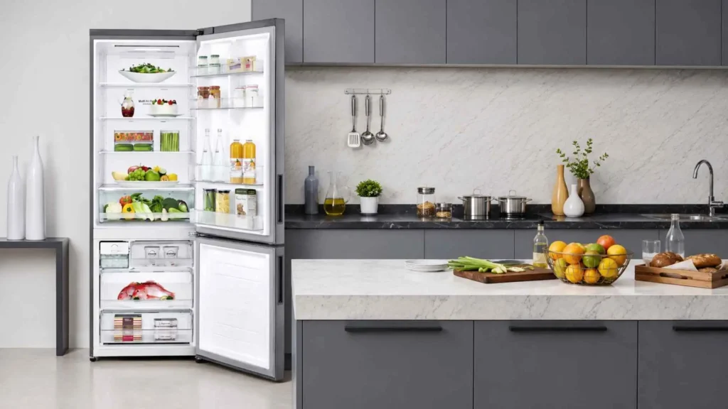 Visão interna da Geladeira LG GC-B569NLL 451L aberta, exibindo as prateleiras de vidro do refrigerador superior e as 3 gavetas transparentes do freezer inferior