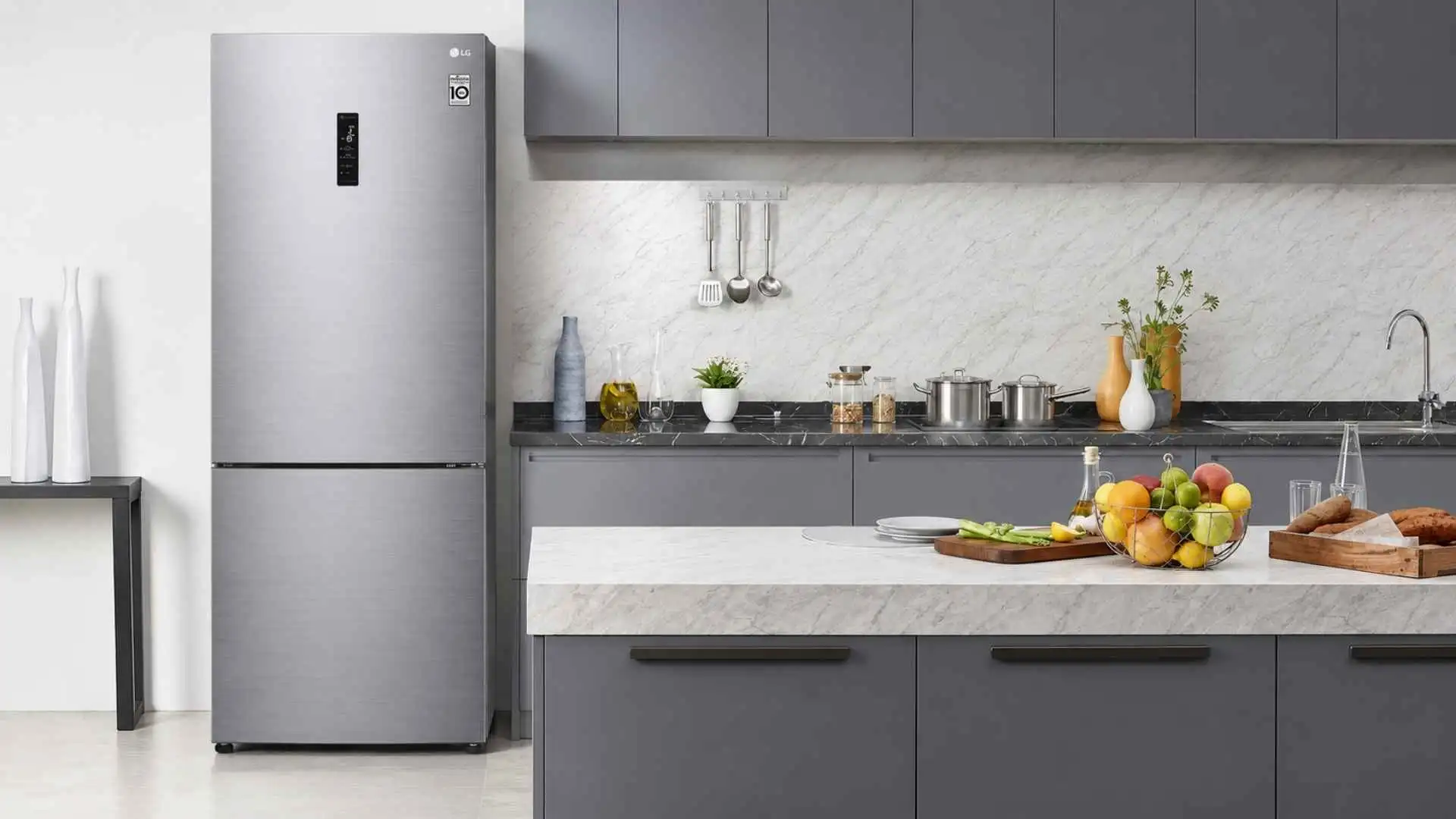 Geladeira LG GC-B569NLL 451L no modelo Inverse e acabamento cor Inox Look fechada em um ambiente de cozinha planejada moderna