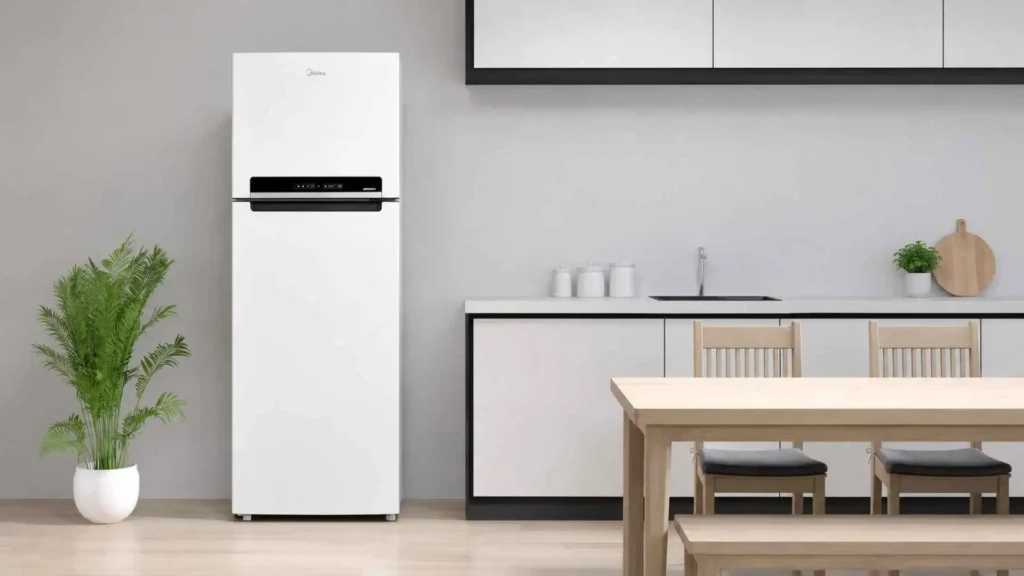 Geladeira Midea 394L Inverter MDRT533 na cor branca posicionada em uma cozinha clara ao lado de uma mesa de jantar de madeira