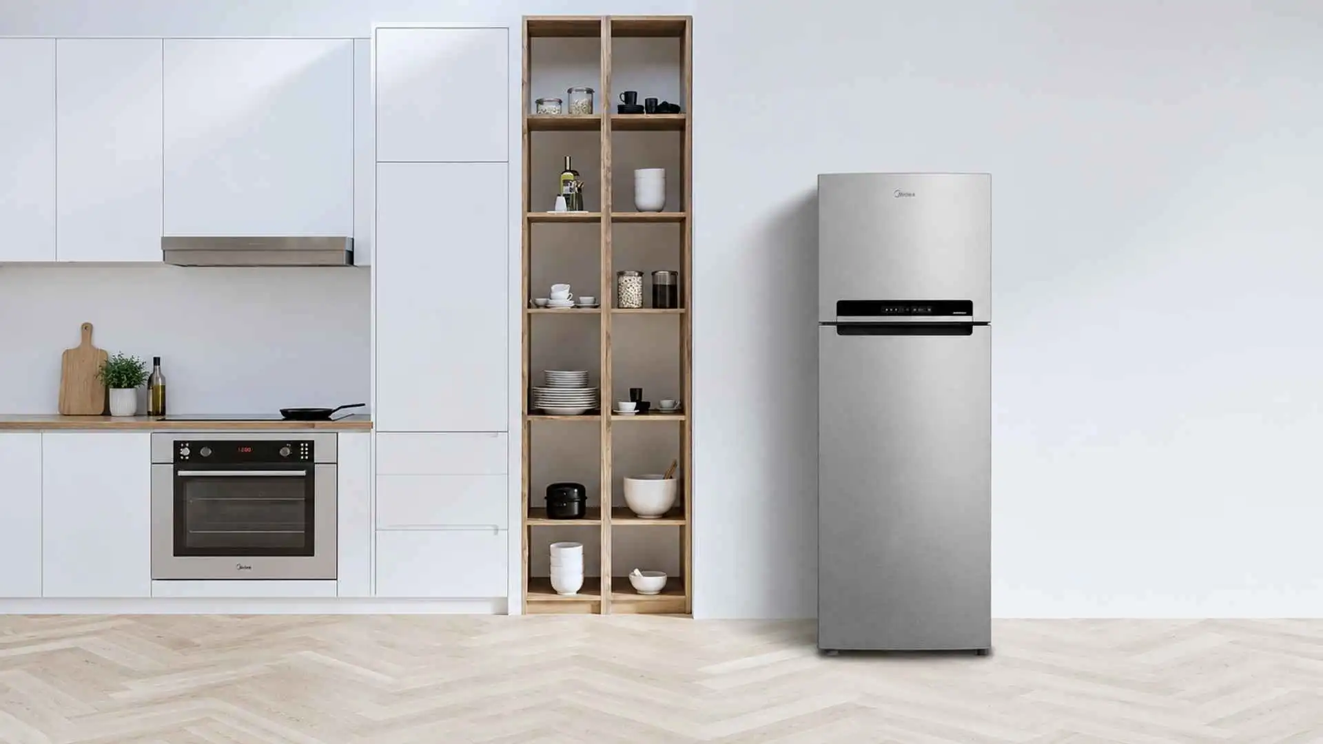 Geladeira Midea 394L Inverter MDRT533 cor prata em uma cozinha planejada ampla com armários brancos e torre quente com forno