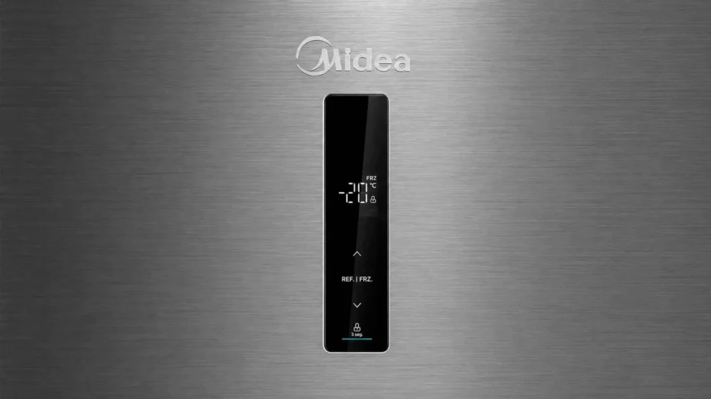 Detalhe em close do Painel Touch digital localizado na porta da Geladeira Midea MDRB593FGD463 416L cor inox